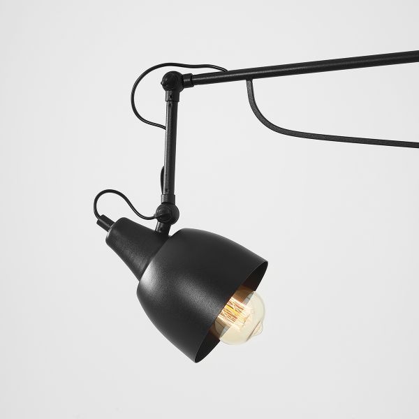 Czarna ścienna lampa Soho z możliwością regulacji w różnych kierunkach.