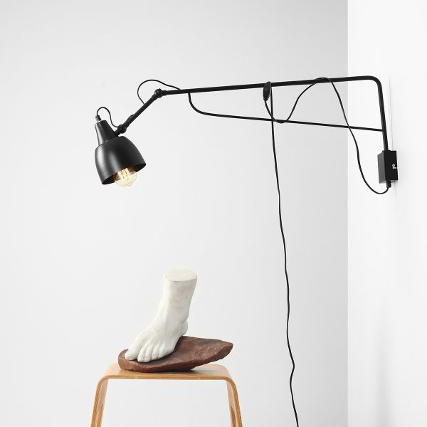 Czarna ścienna lampa Soho z możliwością regulacji w różnych kierunkach.