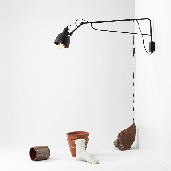 Czarna ścienna lampa Soho z możliwością regulacji w różnych kierunkach.
