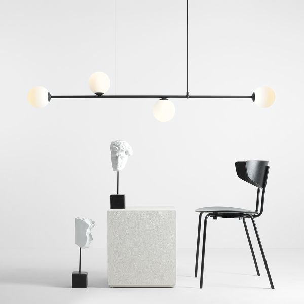 Czarna wisząca lampa Aria 4 z mlecznymi kloszami z kolekcji Artera & Ardant