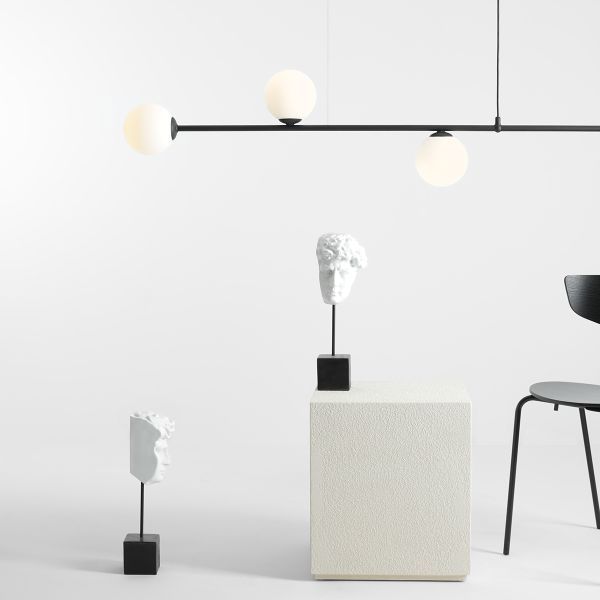 Czarna wisząca lampa Aria 4 z mlecznymi kloszami z kolekcji Artera & Ardant