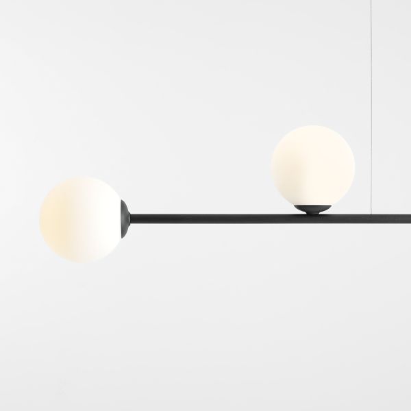 Czarna wisząca lampa Aria 4 z mlecznymi kloszami z kolekcji Artera & Ardant