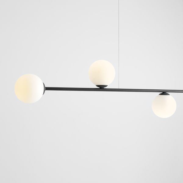 Czarna wisząca lampa Aria 4 z mlecznymi kloszami z kolekcji Artera & Ardant