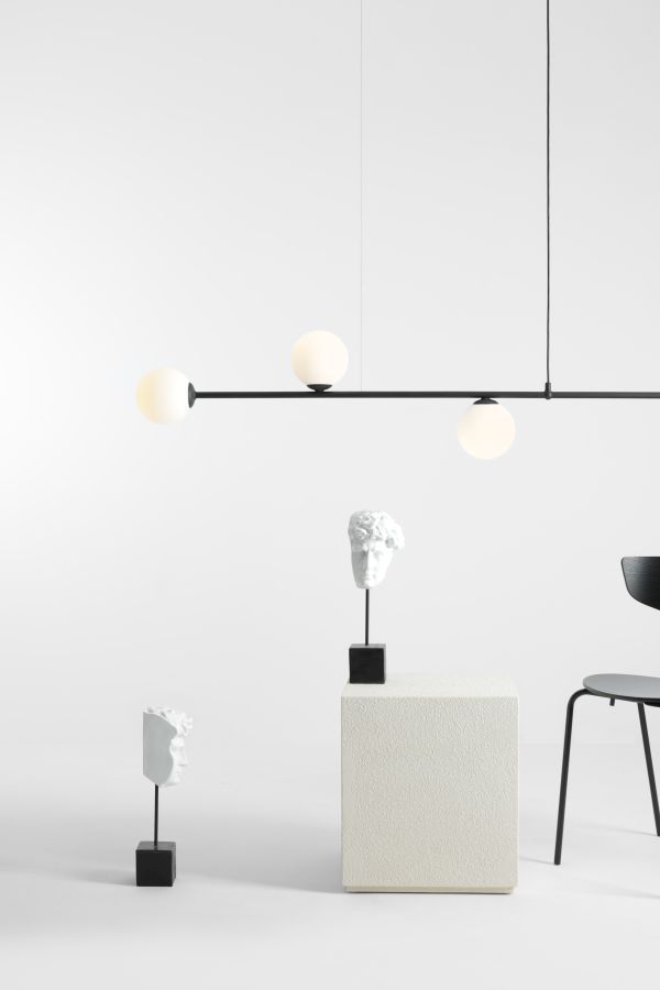 Czarna wisząca lampa Aria 4 z mlecznymi kloszami z kolekcji Artera & Ardant