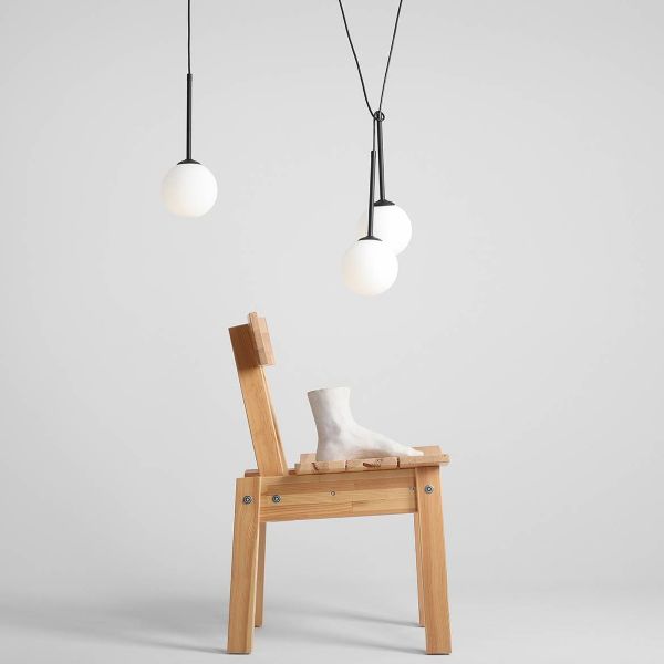 Czarna wisząca lampa Bosso z trzema szklanymi kloszami