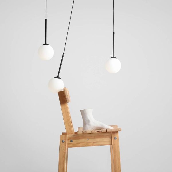 Czarna wisząca lampa Bosso z trzema szklanymi kloszami