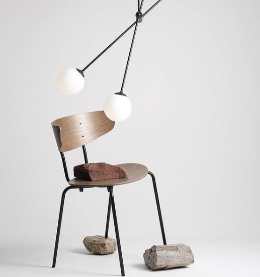 Czarna wisząca lampa Ohio z regulowanymi ramionami i szklanymi kloszami