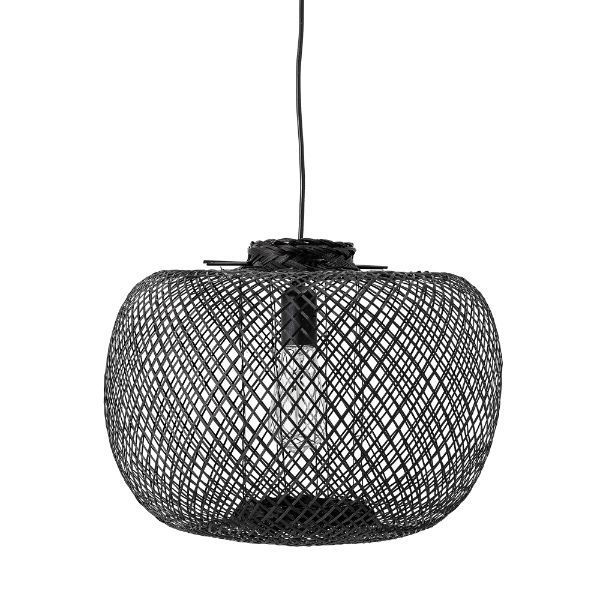 Czarna, duża bambusowa lampa wisząca Rodi o kulistym, ażurowym kształcie z plecionego materiału, zawieszona na czarnym przewodzie.