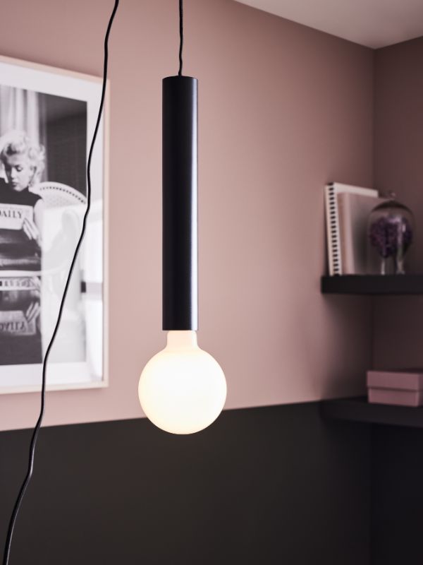 Czarna wisząca lampa Sencillo w kształcie tuby z wtyczką