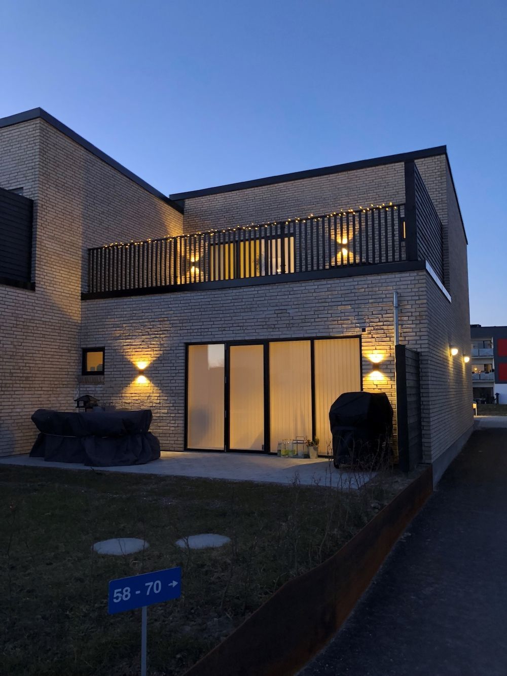 Czarna zewnętrzna lampa ścienna Rold Rounde – LED, odporność IP44