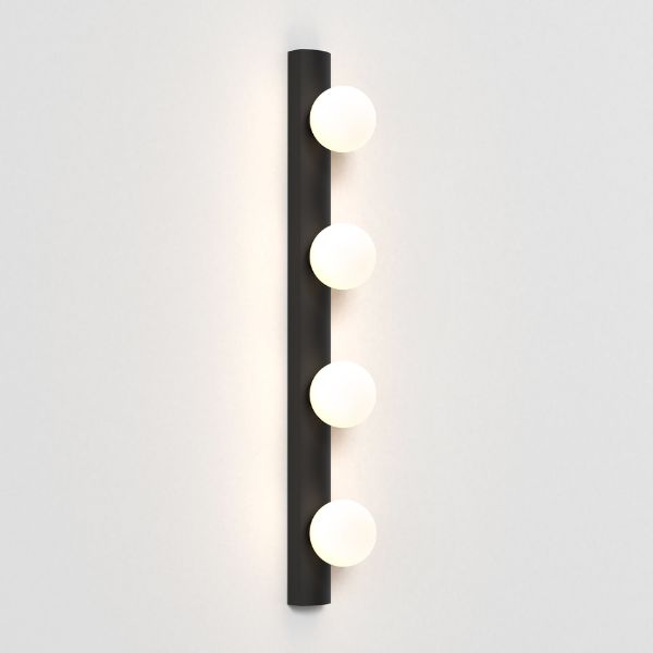 Czarny kinkiet Cabaret 4 z mlecznymi kulami i klasą ochrony IP44