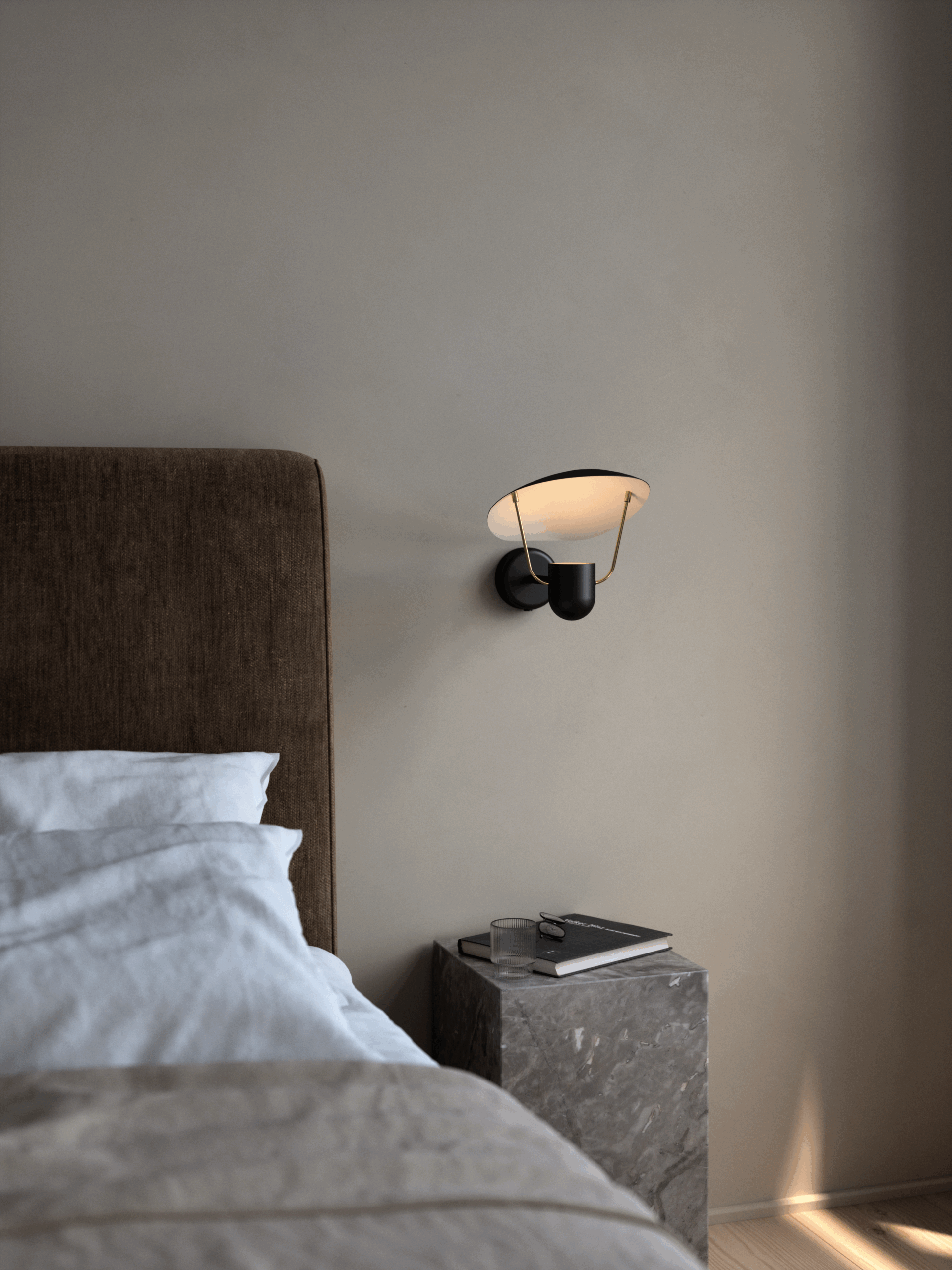 Czarny kinkiet Fabiola z eleganckimi złotymi akcentami do salonu