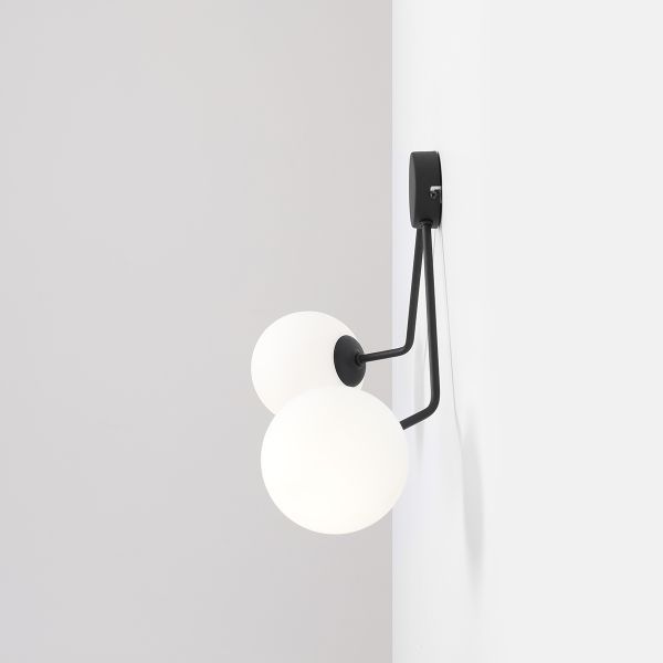 Czarny kinkiet Holm z dwoma mlecznymi kloszami