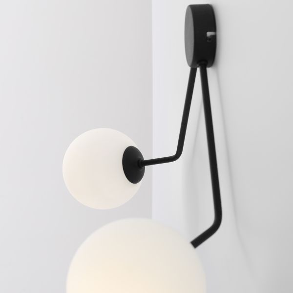 Czarny kinkiet Holm z dwoma mlecznymi kloszami