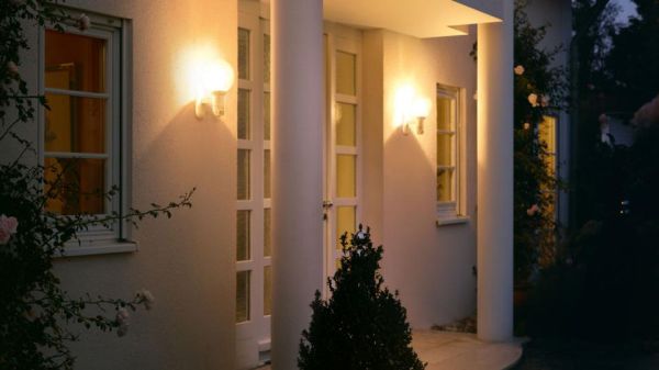 Czarny kinkiet L 560 C z czujnikiem ruchu PIR