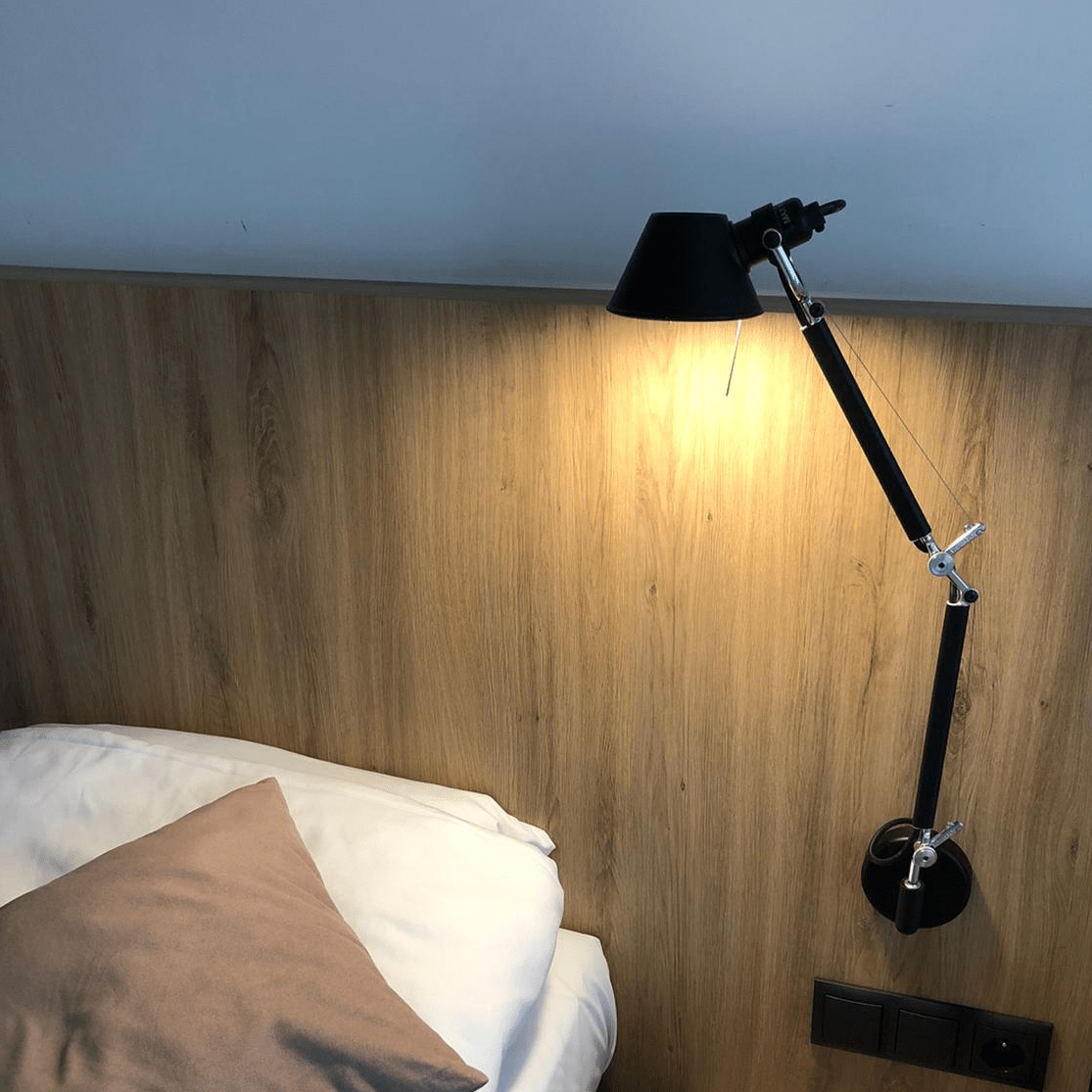 Czarny kinkiet Tolomeo Micro Parete na wysięgniku