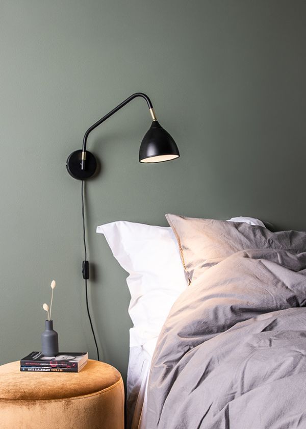 Czarny kinkiet Valencia z eleganckimi złotymi akcentami