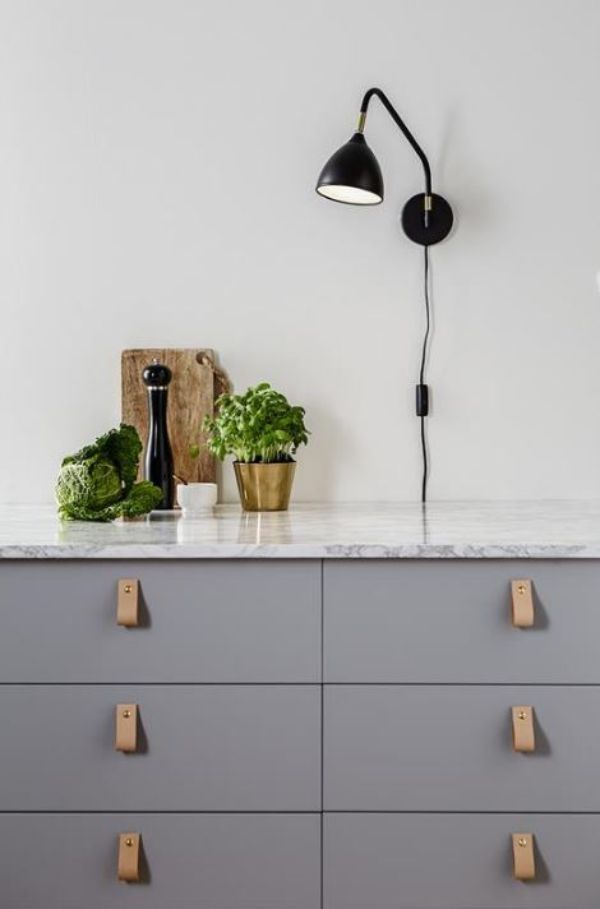 Czarny kinkiet Valencia z eleganckimi złotymi akcentami