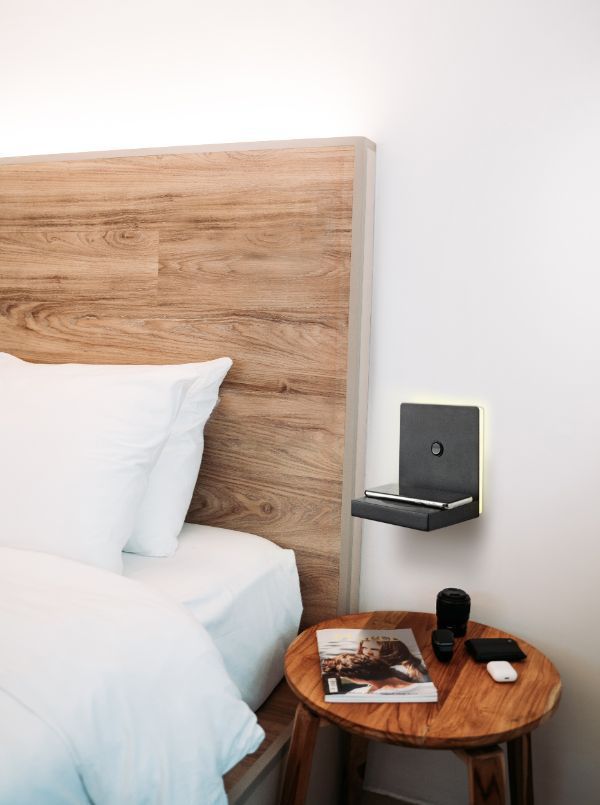 Czarny kinkiet Zanzibar z LED i wbudowaną ładowarką indukcyjną