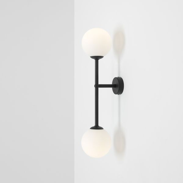 Czarny mały kinkiet Aria S z mlecznymi kulami z kolekcji Artera & Ardant