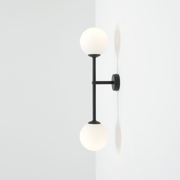 Czarny mały kinkiet Aria S z mlecznymi kulami z kolekcji Artera & Ardant