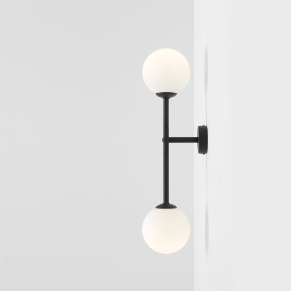 Czarny mały kinkiet Aria S z mlecznymi kulami z kolekcji Artera & Ardant