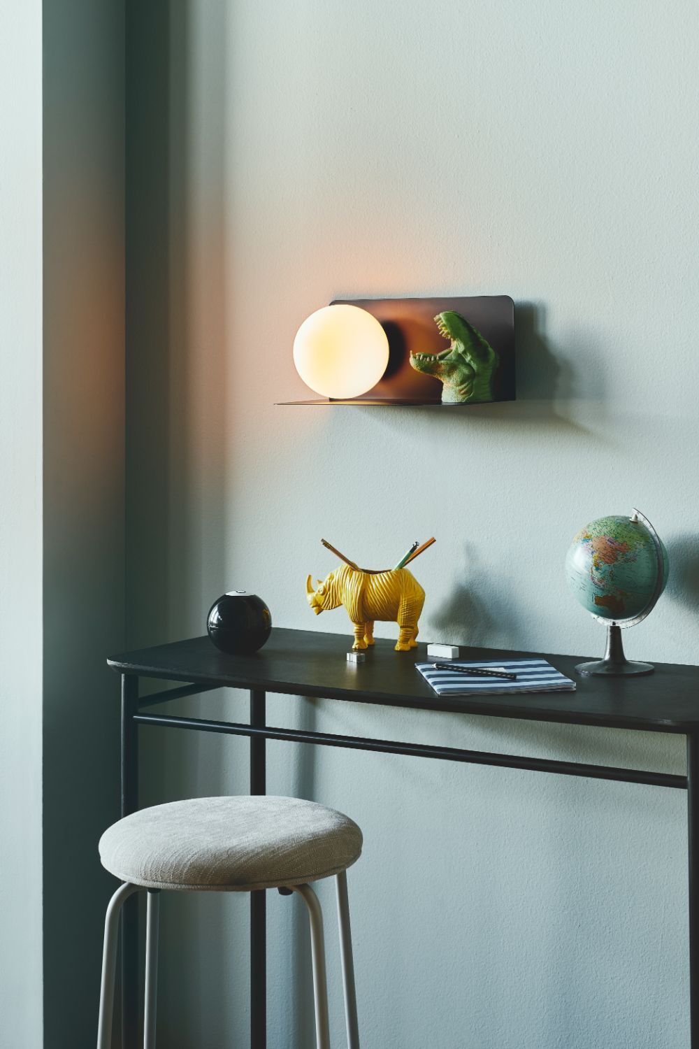 Czarny metalowy kinkiet Lilibeth z praktyczną półką