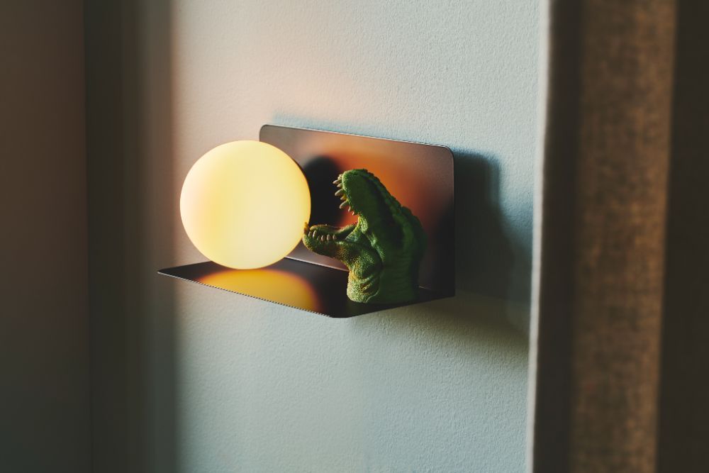 Czarny metalowy kinkiet Lilibeth z praktyczną półką