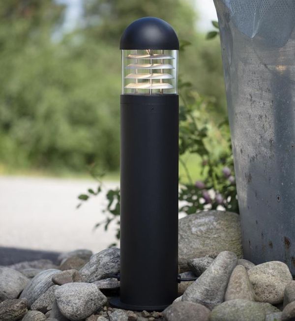 Czarny nowoczesny słupek ogrodowy Garden 24 z oświetleniem LED 6W i klasą szczelności IP44