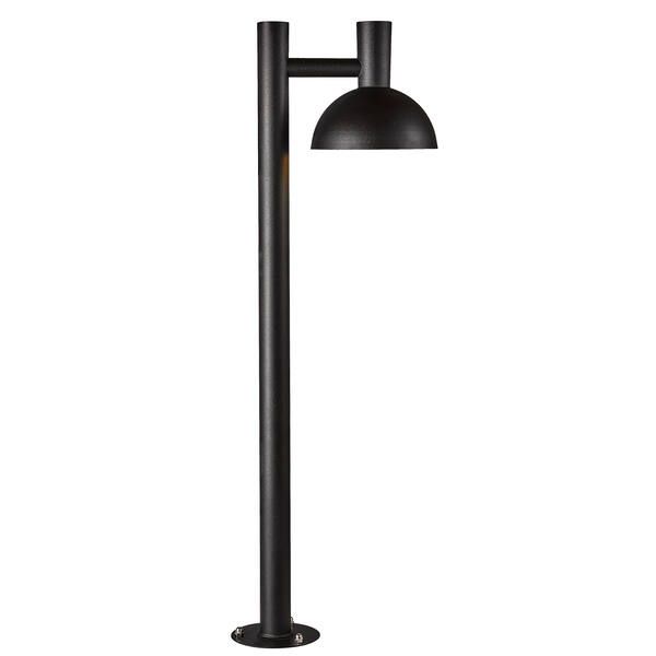 Czarna lampa ogrodowa na wysokim słupku z okrągłym kloszem skierowanym w dół na białym tle.