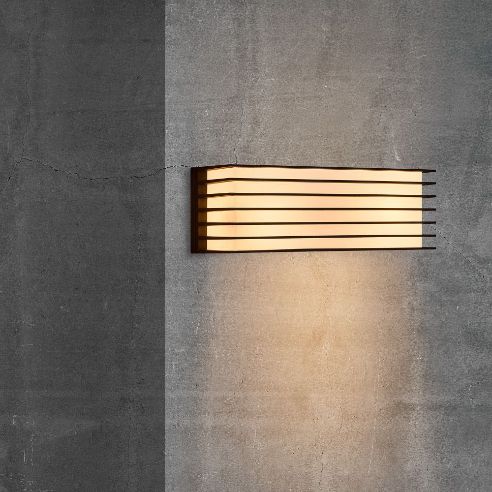 Czarny, podłużny kinkiet Fluctus 28 o klasie szczelności IP44