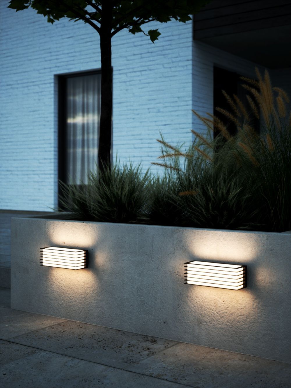 Czarny, podłużny kinkiet Fluctus 28 o klasie szczelności IP44