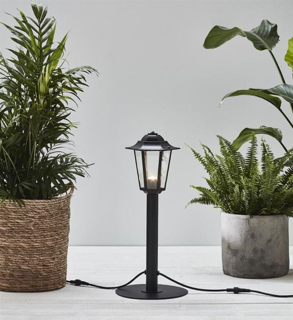 Czarny słupek ogrodowy LED Garden 24 o klasycznym designie