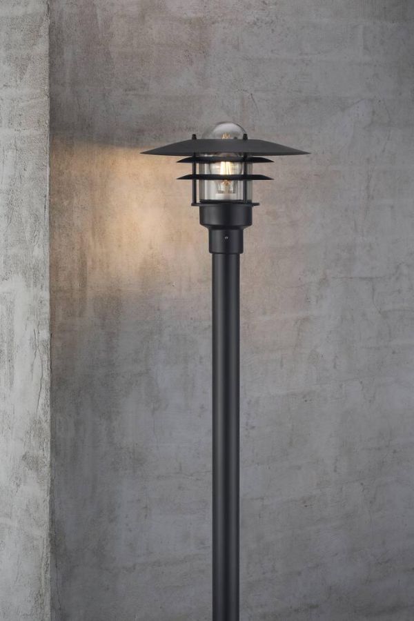 Czarny słupek ogrodowy Lønstrup 32 o klasie szczelności IP44