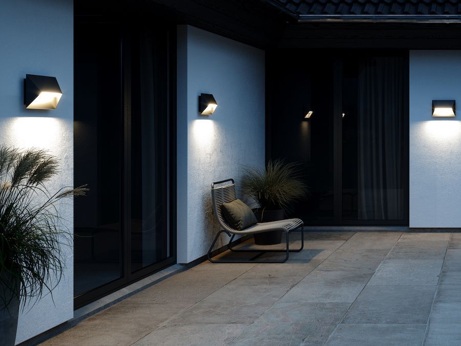 Czarny, szeroki kinkiet Pontio 27 o klasie szczelności IP65