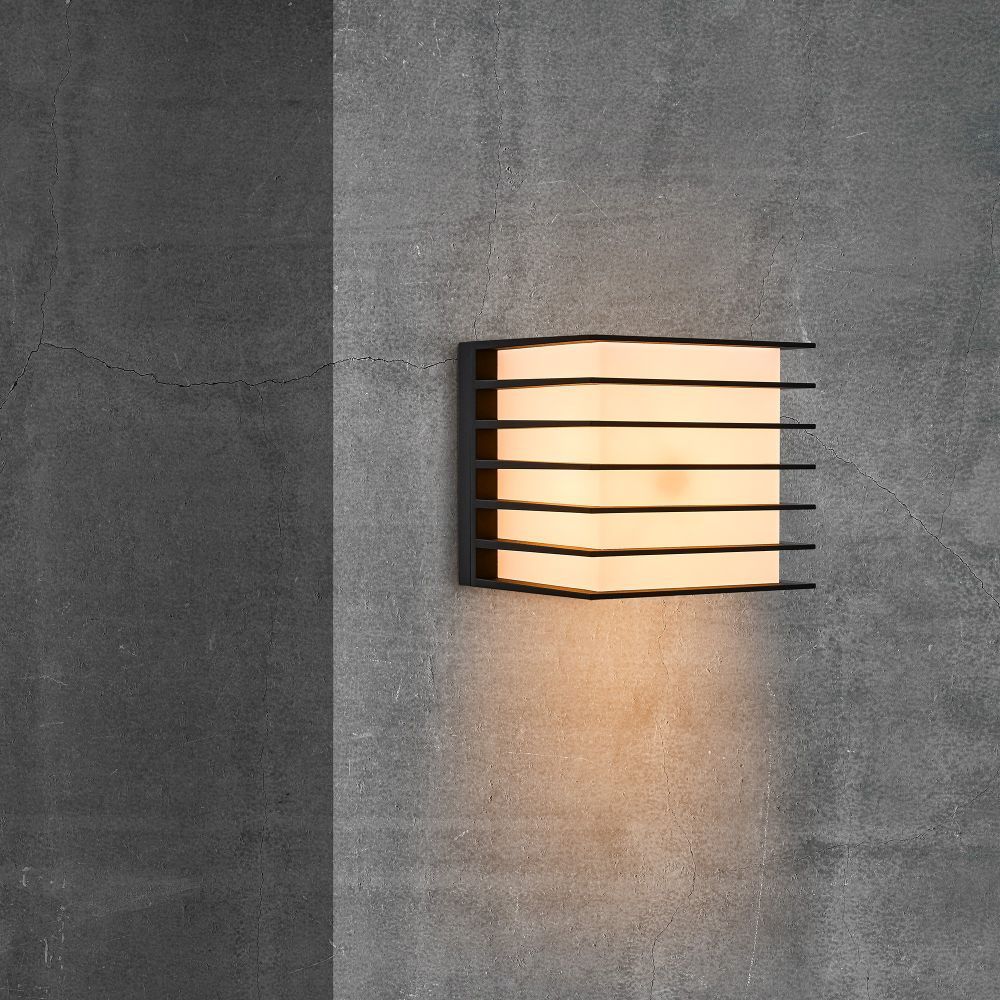 Czarny zewnętrzny kinkiet Fluctus 13 o klasie szczelności IP44