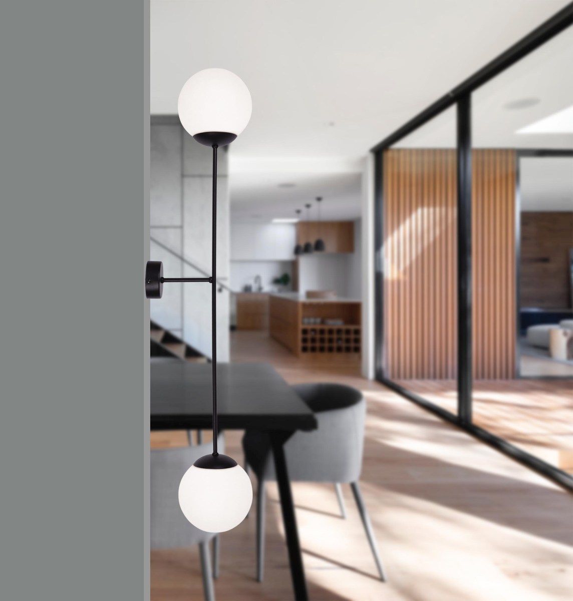 Dekoracyjny kinkiet Savoy w czerni z dwoma mlecznymi kloszami