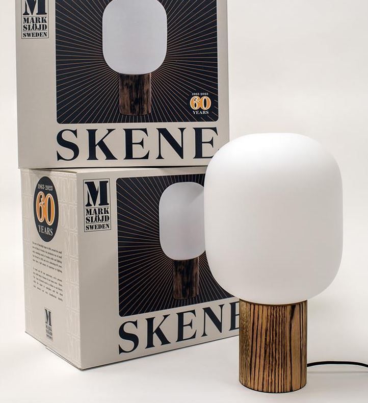 Drewniana lampa stołowa Skene z kloszem ze szkła