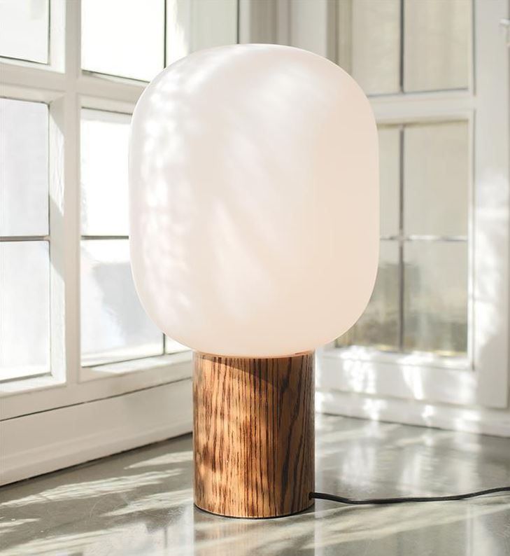 Drewniana lampa stołowa Skene z kloszem ze szkła