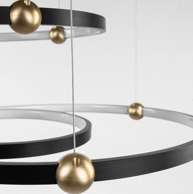 Duża wisząca lampa Aurora z ledowymi ringami w czarno-złotej kolorystyce