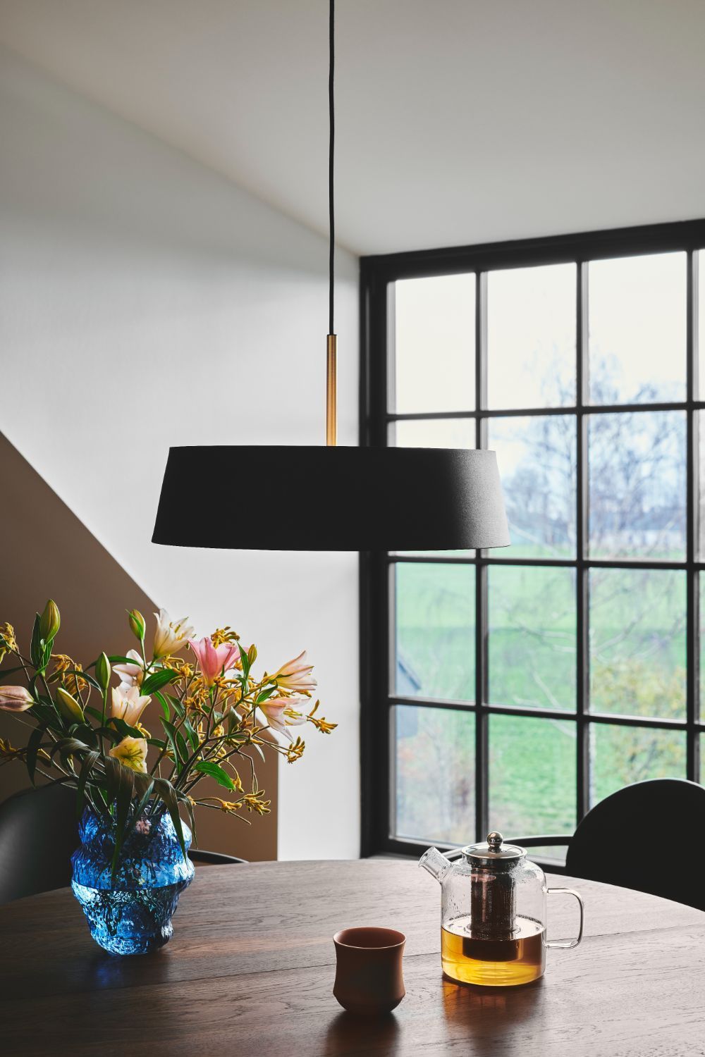 Duża wisząca lampa Clasi 45 z czarnym kloszem