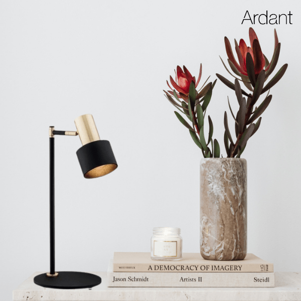 Elegancka czarna lampa biurkowa Doria z regulowanym kloszem