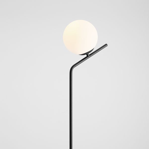 Elegancka i smukła czarna lampa podłogowa Gallia