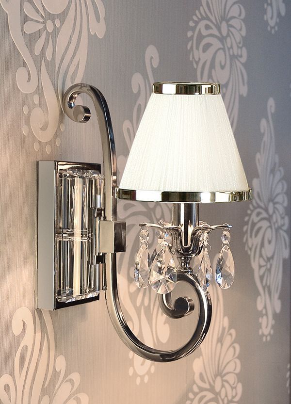 Elegancka srebrna lampa ścienna Oksana z kryształami od Interiors