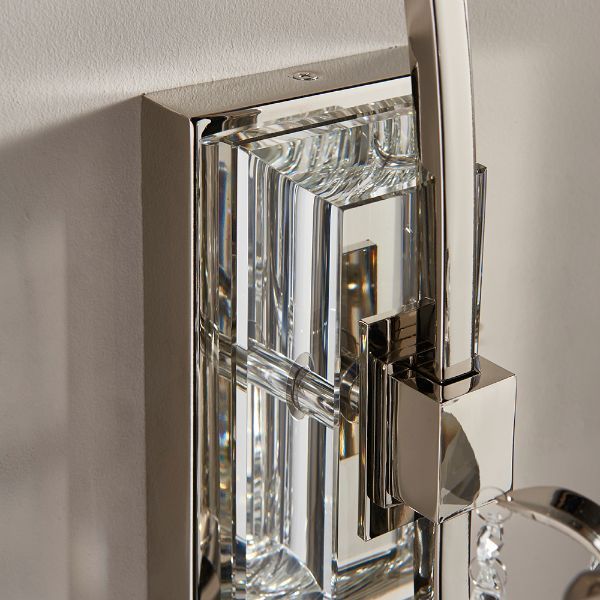 Elegancka srebrna lampa ścienna Oksana z kryształami od Interiors