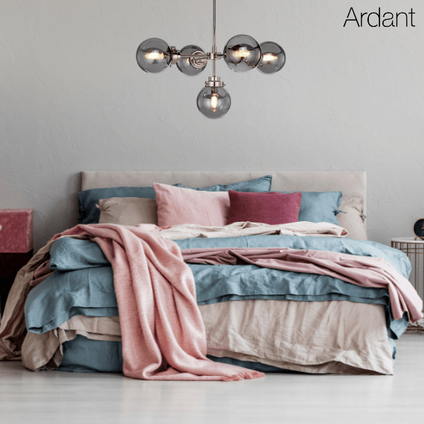 Elegancka srebrna lampa wisząca z dymionymi kloszami