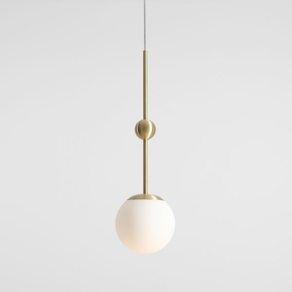 Elegancka wisząca lampa Mae w mosiężnym wykończeniu z kolekcji Artera & Ardant