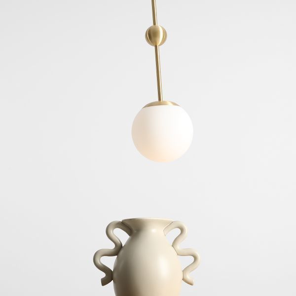 Elegancka wisząca lampa Mae w mosiężnym wykończeniu z kolekcji Artera & Ardant