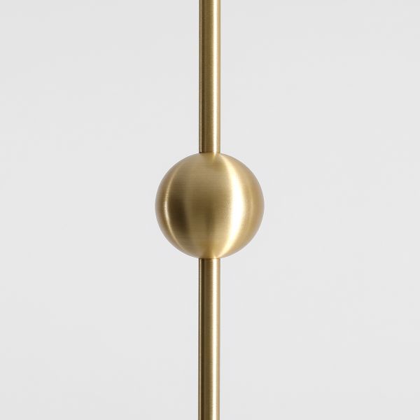 Elegancka wisząca lampa Mae w mosiężnym wykończeniu z kolekcji Artera & Ardant