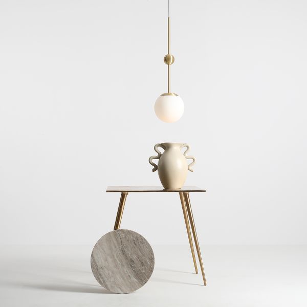 Elegancka wisząca lampa Mae w mosiężnym wykończeniu z kolekcji Artera & Ardant